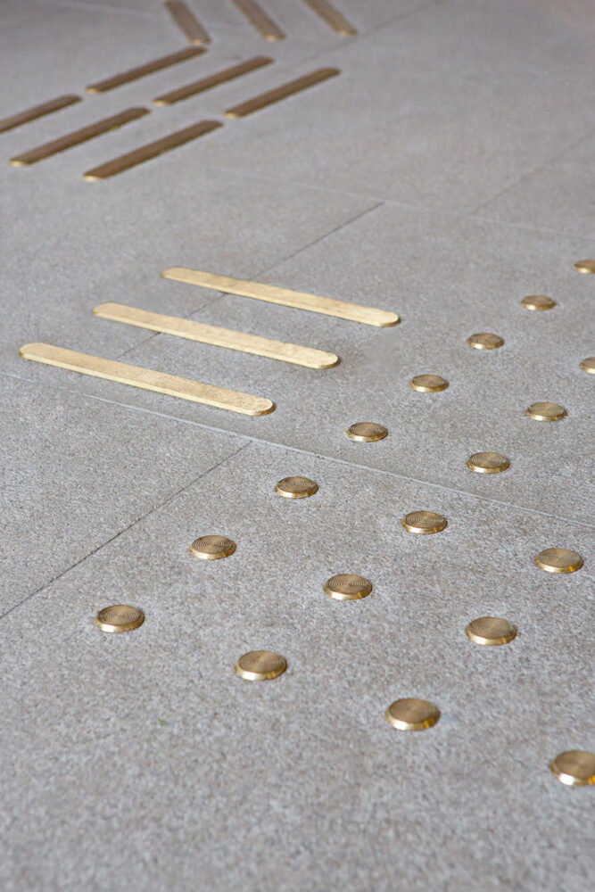 Taktile ledelinjer og kontrastmarkeringer.