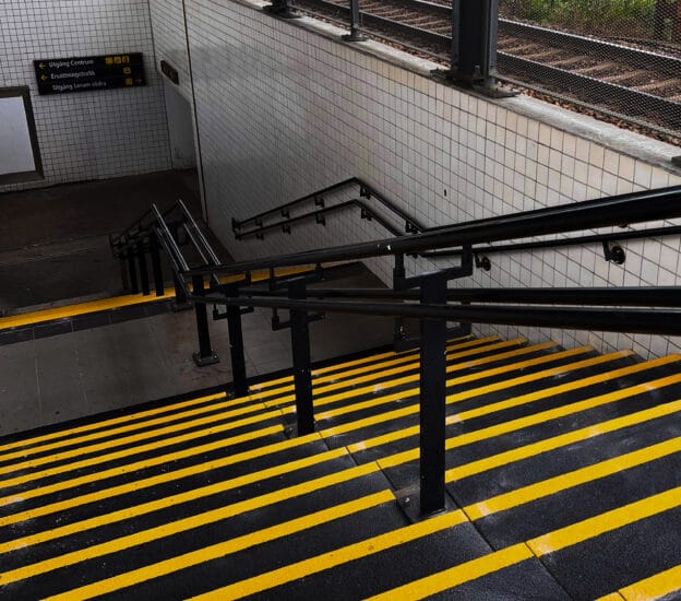 Svarta trappsteg med gul nos på