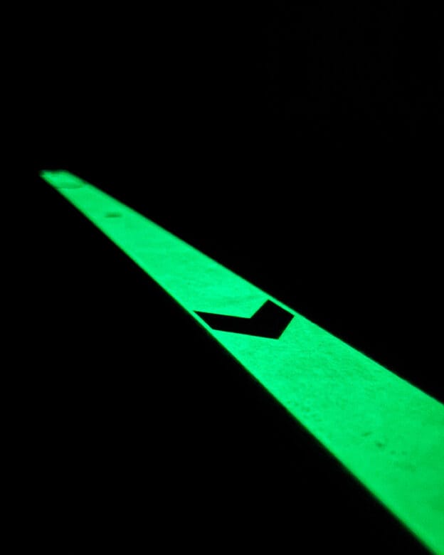 Selvlysende vejviser GL-444 – Glow in the Dark – aluminiumprofil 50 mm med pil