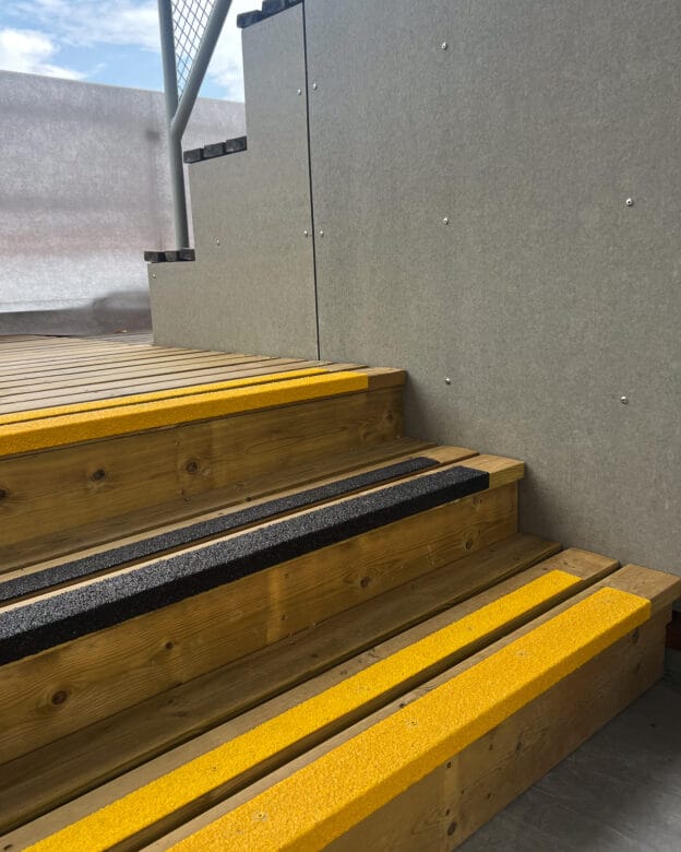 Trappenæseliste MIMER – skridsikker trappekantsliste i glasfiber – skridsikring til trapper – 1 m og 2,4 m