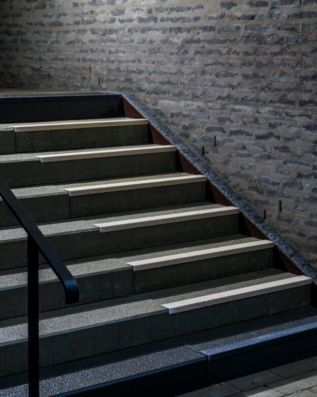 Trappenæseliste MIMER – skridsikker trappekantsliste i glasfiber – skridsikring til trapper – 1 m og 2,4 m