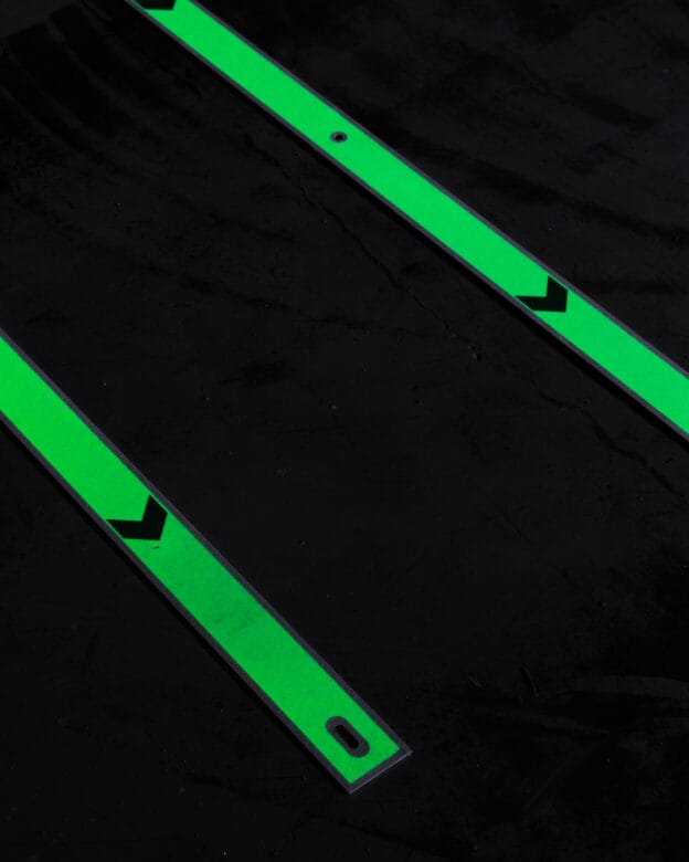 Selvlysende vejviser GL-444 – Glow in the Dark – aluminiumprofil 50 mm med pil