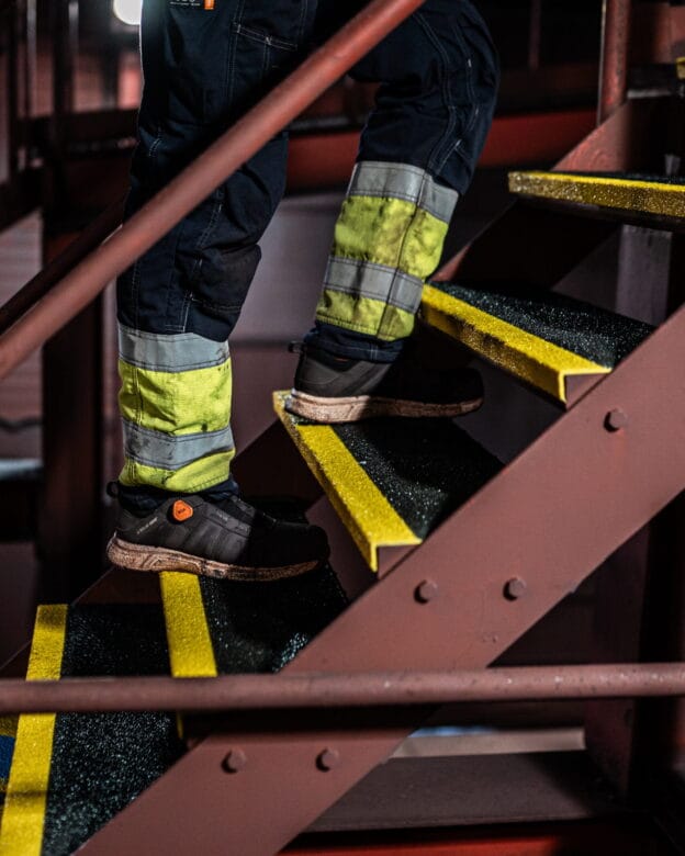 Trappetrin ST-200 – Trappetrin i glasfiber med skridsikker overflade – Sort med gul forkant – Heavy Duty