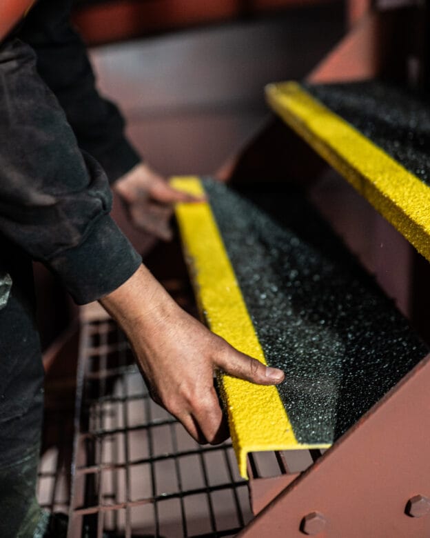 Trappetrin ST-200 – Trappetrin i glasfiber med skridsikker overflade – Sort med gul forkant – Heavy Duty