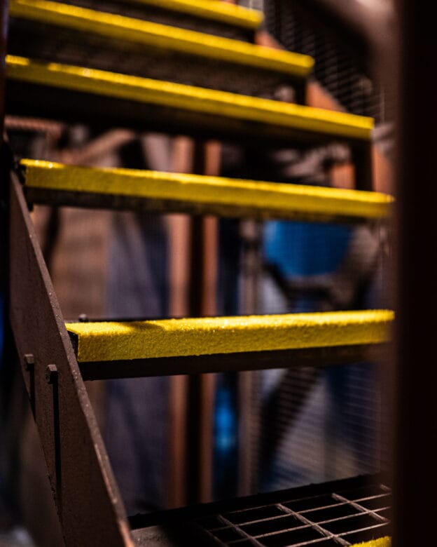 Trappenæseliste SN-100 – Skridsikker trappekantsprofil i glasfiber – Gul – Heavy Duty