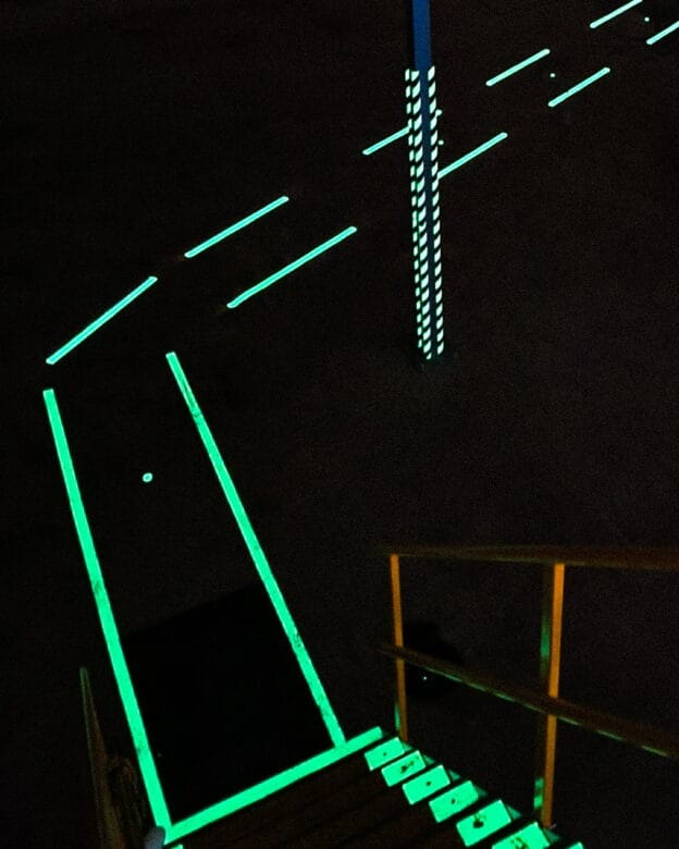 Skridsikringsliste DS-610 – Selvlysende glasfiberliste med skridsikker overflade – 50 mm