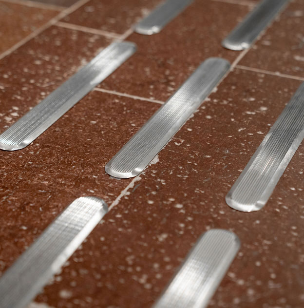 Ledelinje FÅLHAGEN – rustfrit stål – taktille ledestænger og opmerksomhedsfelt