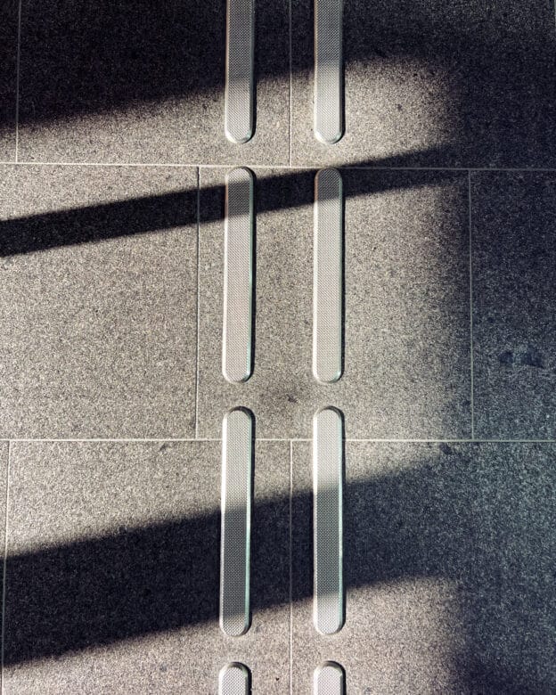 Ledelinje FÅLHAGEN – rustfrit stål – taktille ledestænger og stopmarkeringer