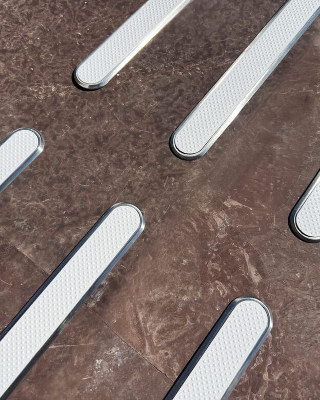 Ledelinje KÅBO – rustfrit stål med indlæg – taktille ledestænger og stopmarkeringer – sort og hvid