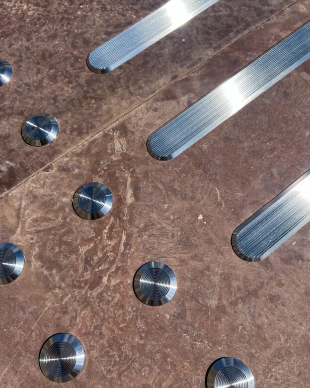 Ledelinje FÅLHAGEN – rustfrit stål – taktille ledestænger og stopmarkeringer