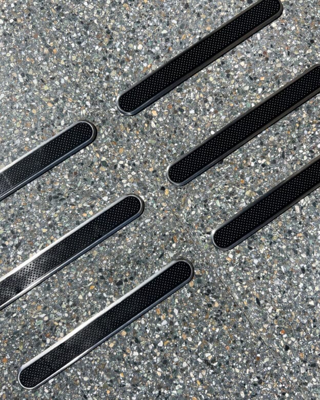 Ledelinje KÅBO – rustfrit stål med indlæg – taktille ledestænger og stopmarkeringer – sort og hvid