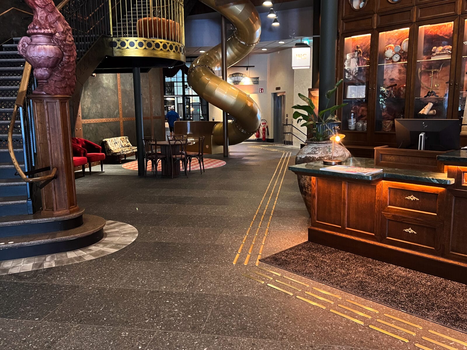 Taktila ledstråk i mässing i hotellobby