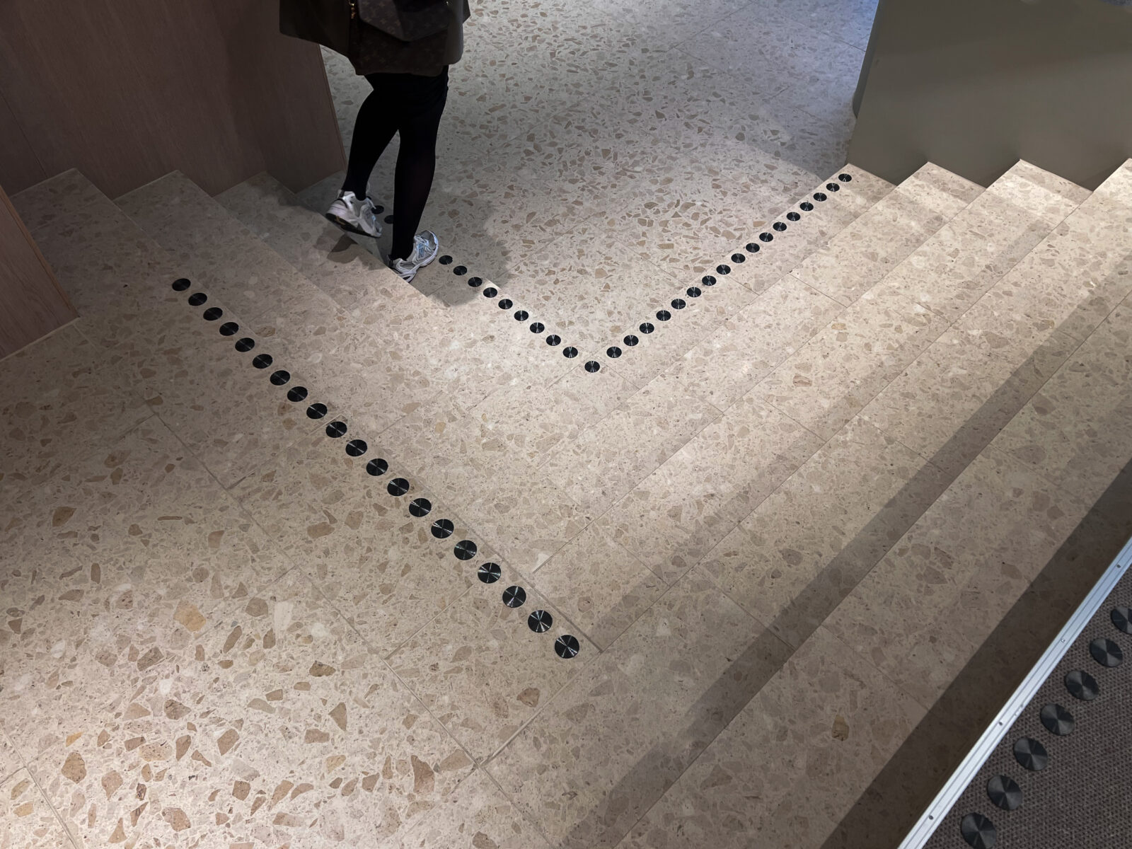 Kontrastmarkering på ljust stengolv