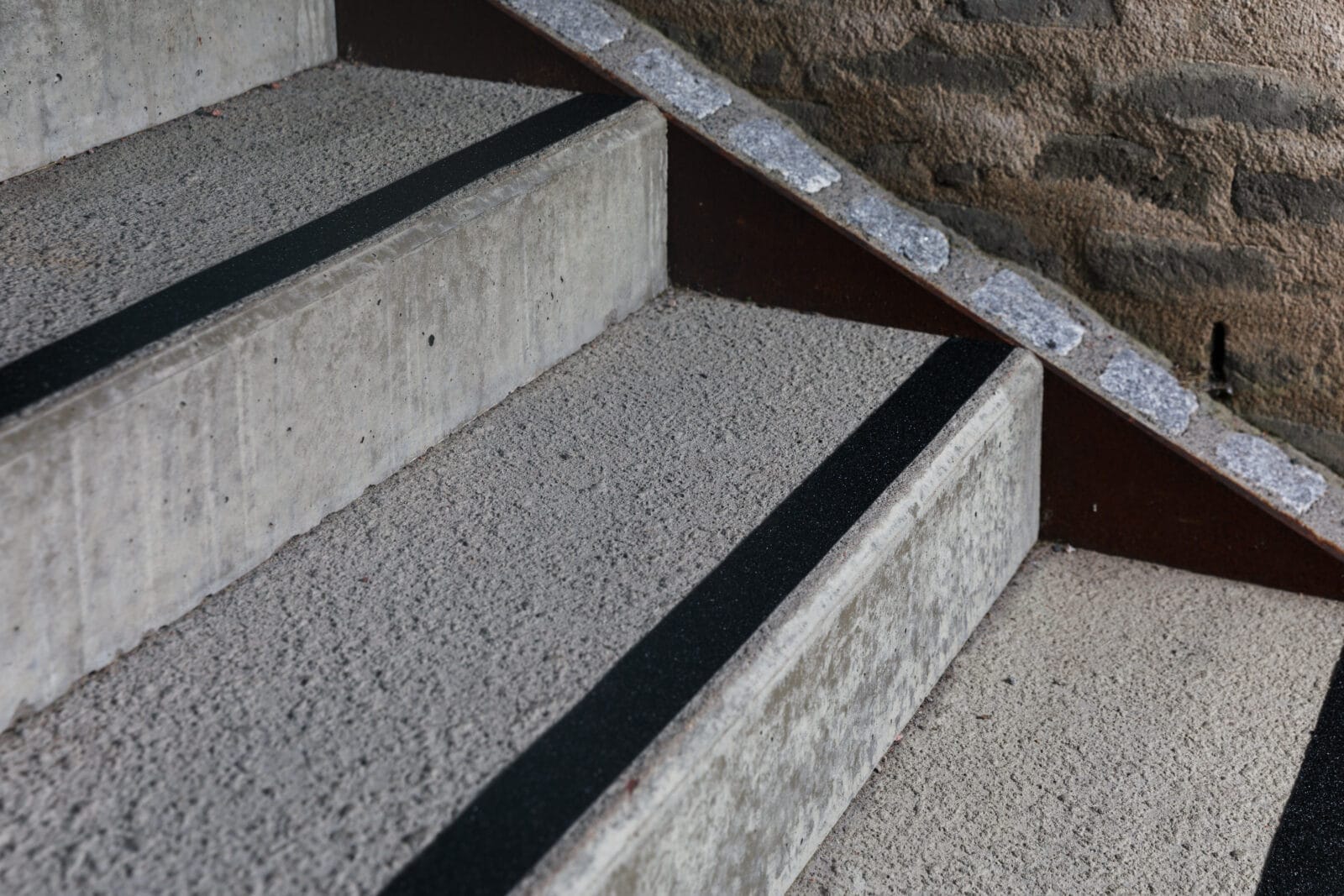 Svart halkskyddstejp MOOSE GRIP på stentrappa utomhus