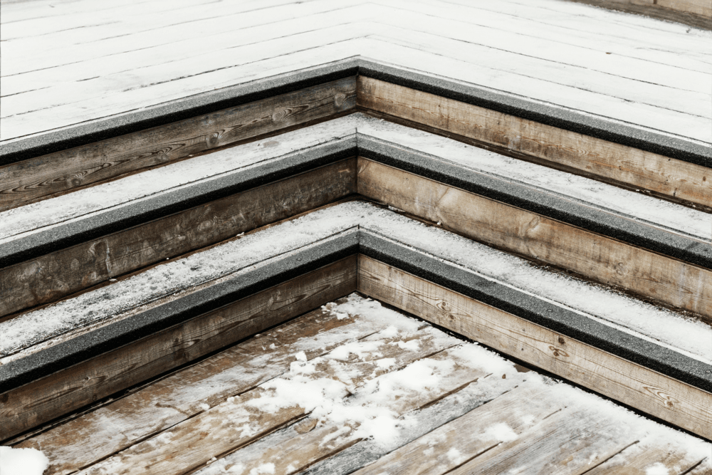 Snätäckt trätrappa med svarta trappnoslister