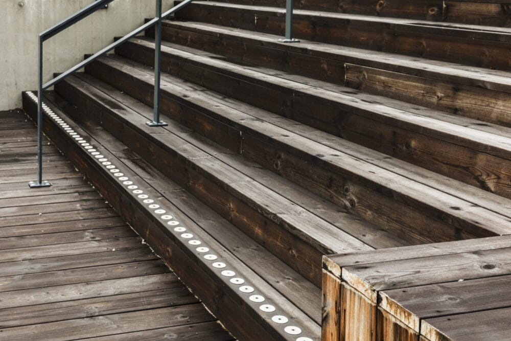 Kontrastmarkering SALA BACKE – perfekt til udendørsmiljøer.